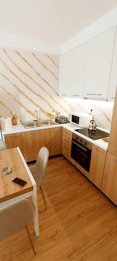 Old Train Apartment Тирана Екстер'єр фото