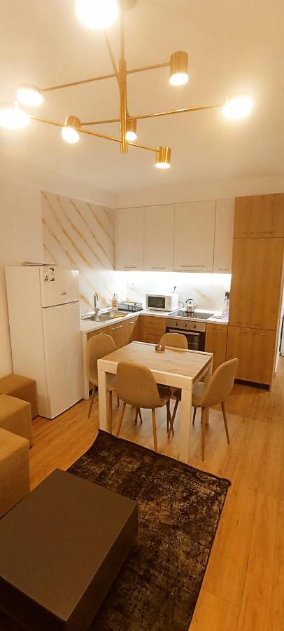 Old Train Apartment Тирана Екстер'єр фото