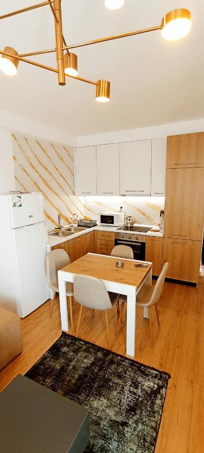 Old Train Apartment Тирана Екстер'єр фото