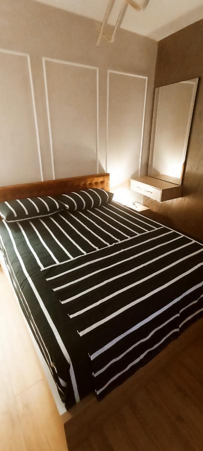 Old Train Apartment Тирана Екстер'єр фото
