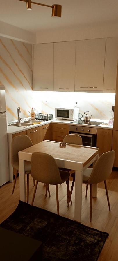 Old Train Apartment Тирана Екстер'єр фото