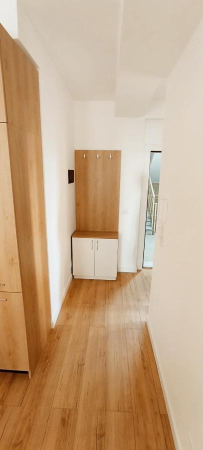 Old Train Apartment Тирана Екстер'єр фото