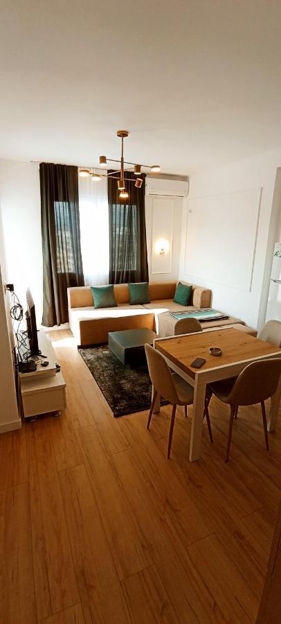 Old Train Apartment Тирана Екстер'єр фото