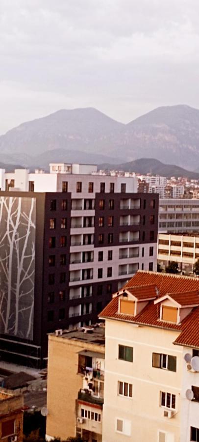 Old Train Apartment Тирана Екстер'єр фото