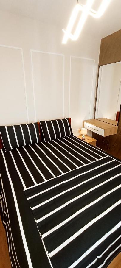 Old Train Apartment Тирана Екстер'єр фото