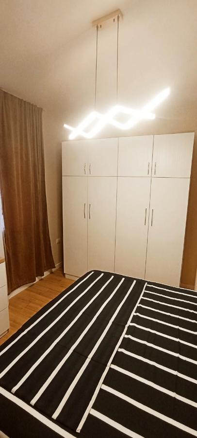 Old Train Apartment Тирана Екстер'єр фото